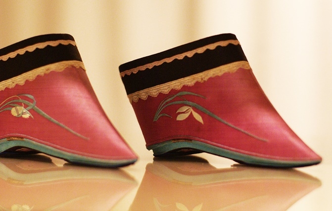 ความงามที่แลกมาด้วยความเจ็บปวด-ประเพณีการรัดเท้า-สตรีจีนยุคโบราณ-การรัดเท้า-รัดเท้า-ความทรมาน-ประวัติศาสตร์-ความสวยงาม