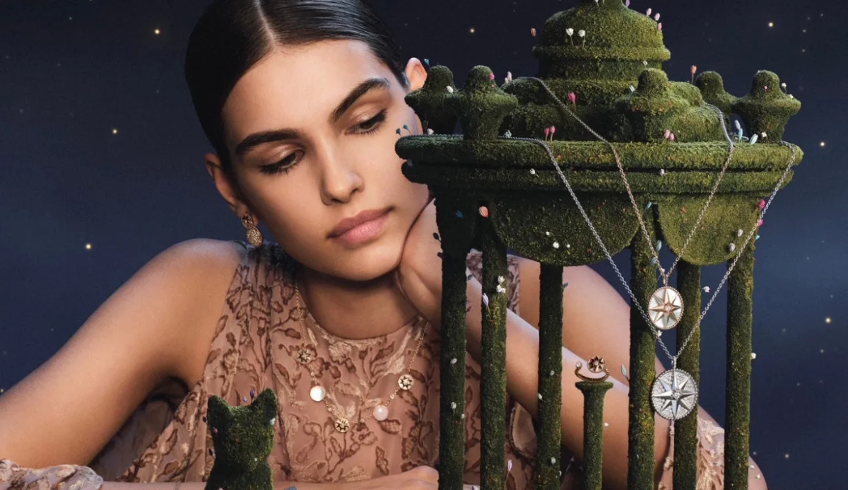 DIOR เผยคริสต์มาสแคมเปญผ่านภาพยนตร์ที่นำเสนอโลกแห่งมนตร์เสน่ห์ของแบรนด์