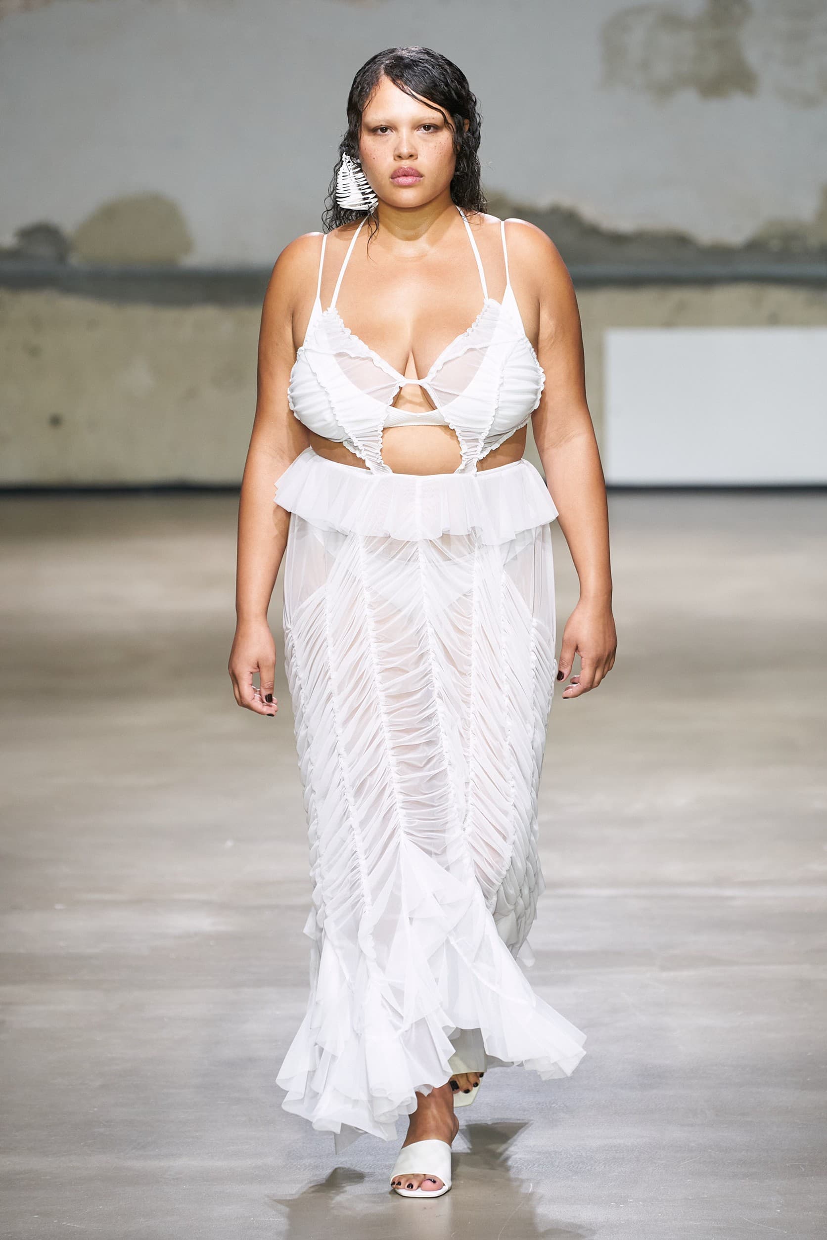 Ester Manas, Ester Manas SS23, PFW, สาวอวบ, แฟชั่นสาวอวบ, แฟชั่นผู้หญิง, แฟชั่นผู้หญิงอวบ, แฟชั่นคนอ้วน, นางแบบพลัสไซซ์, นางแบบพลัสไซส์, นางแบบ plus size, plus size, plus size model