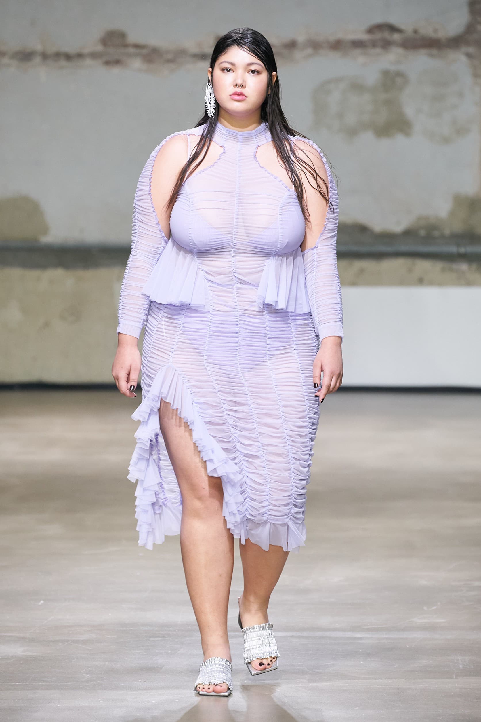 Ester Manas, Ester Manas SS23, PFW, สาวอวบ, แฟชั่นสาวอวบ, แฟชั่นผู้หญิง, แฟชั่นผู้หญิงอวบ, แฟชั่นคนอ้วน, นางแบบพลัสไซซ์, นางแบบพลัสไซส์, นางแบบ plus size, plus size, plus size model