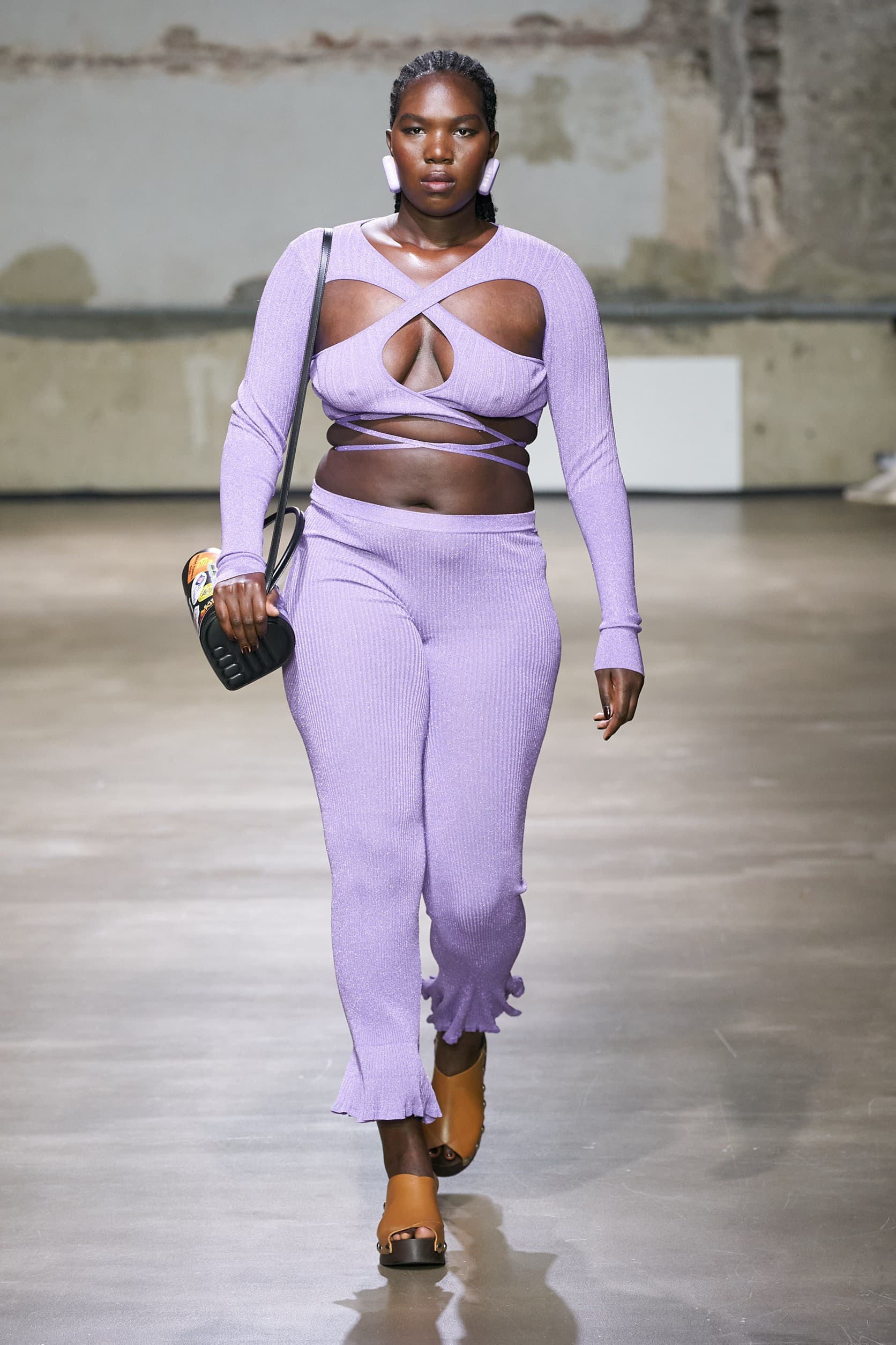 Ester Manas, Ester Manas SS23, PFW, สาวอวบ, แฟชั่นสาวอวบ, แฟชั่นผู้หญิง, แฟชั่นผู้หญิงอวบ, แฟชั่นคนอ้วน, นางแบบพลัสไซซ์, นางแบบพลัสไซส์, นางแบบ plus size, plus size, plus size model