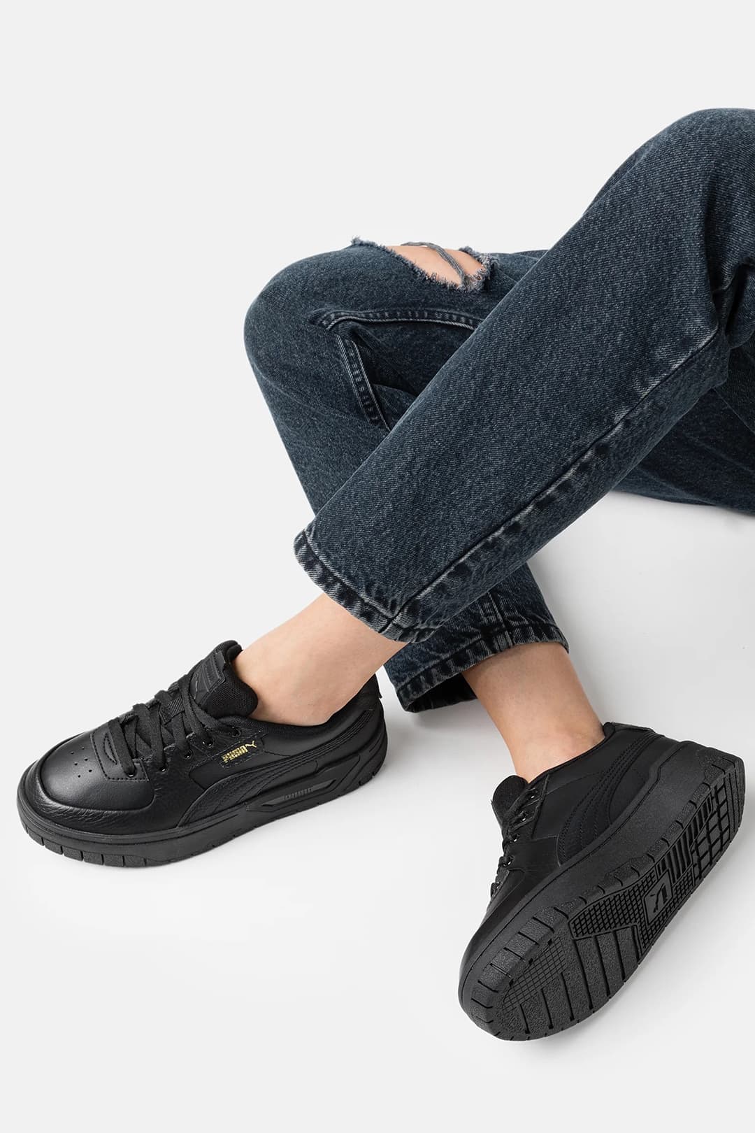 รองเท้าผ้าใบสีดําผู้หญิง