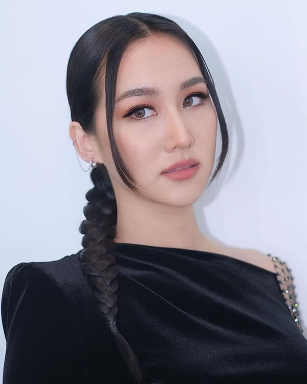 ผู้หญิงสวมชุดสีดำ ถักเปียเดี่ยว