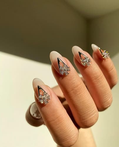 เล็บทรงอัลมอนด์