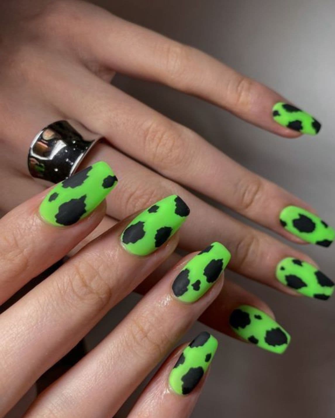 เล็บสีเขียว