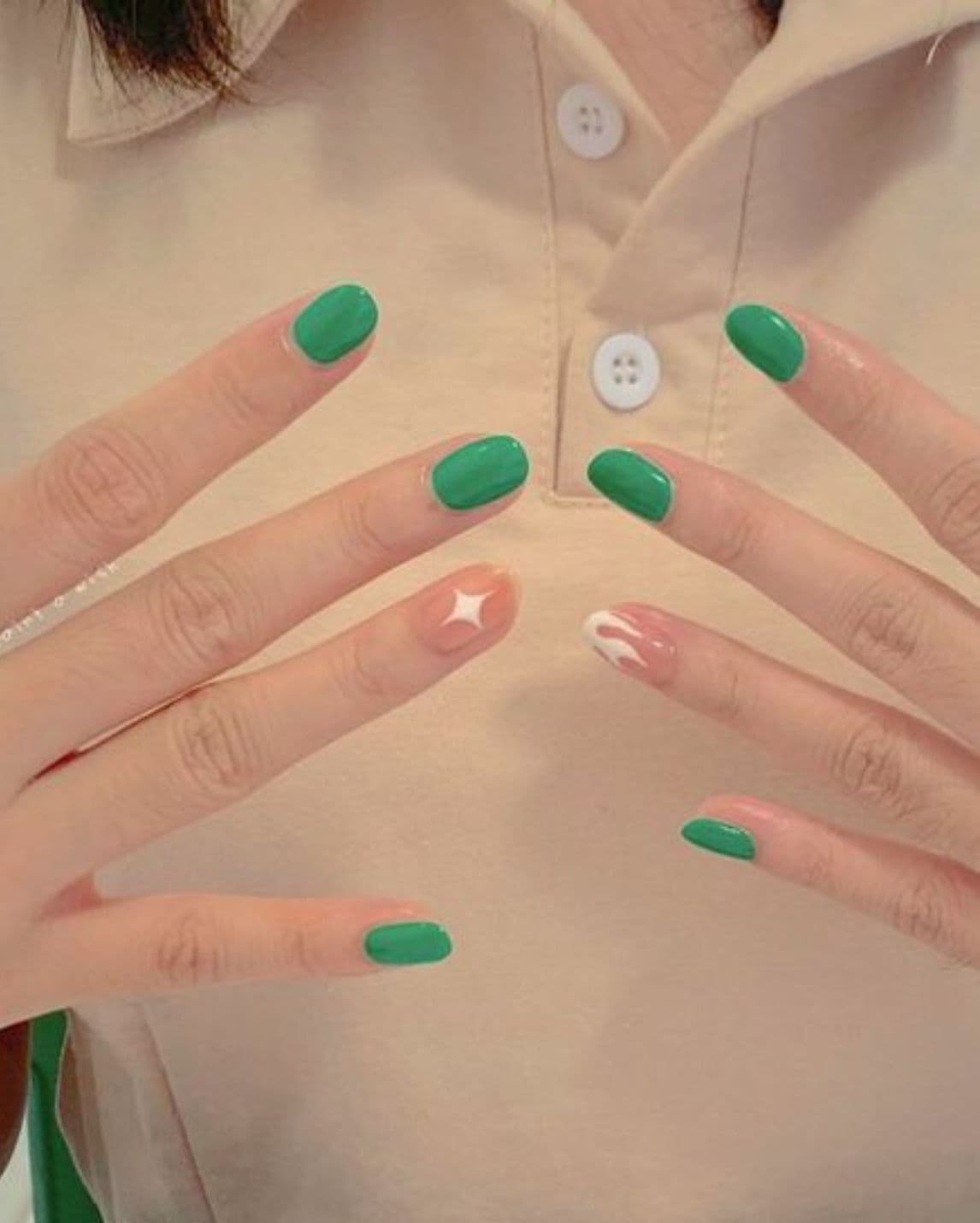 เล็บสีเขียว