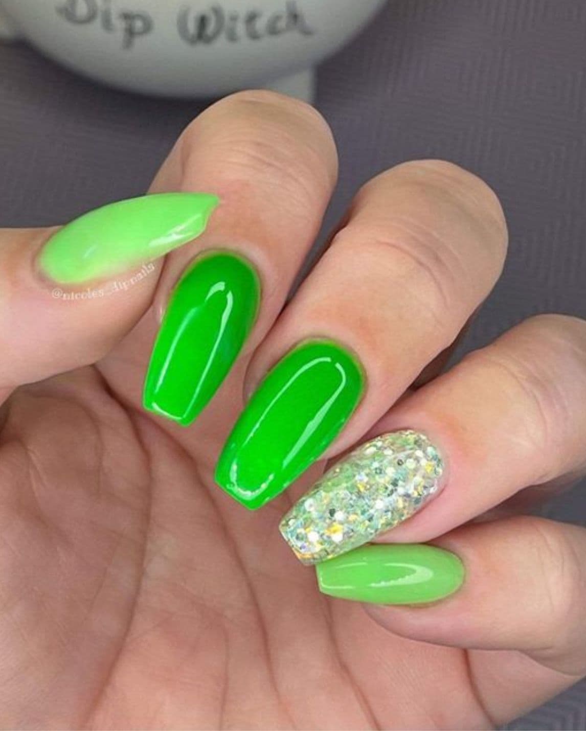 เล็บสีเขียวมะนาว