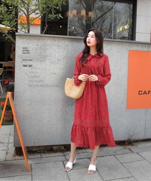 ผู้หญิงเอเชียใส่ชุดเดรสยาวสีแดง