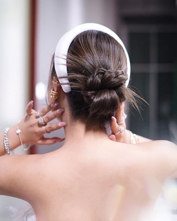 ผู้หญิงหันหลัง เกล้าผมต่ำ คาดที่คาดผมสีขาว