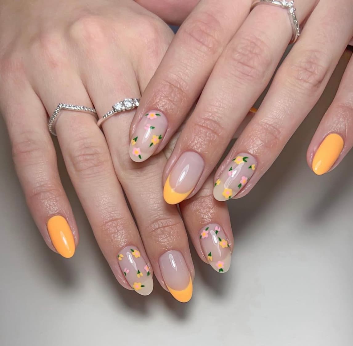 เล็บสีส้ม