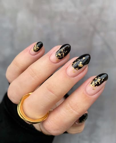 เล็บสีดำ