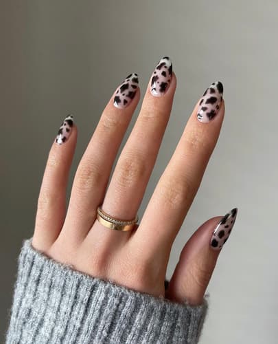 เล็บสีดำ