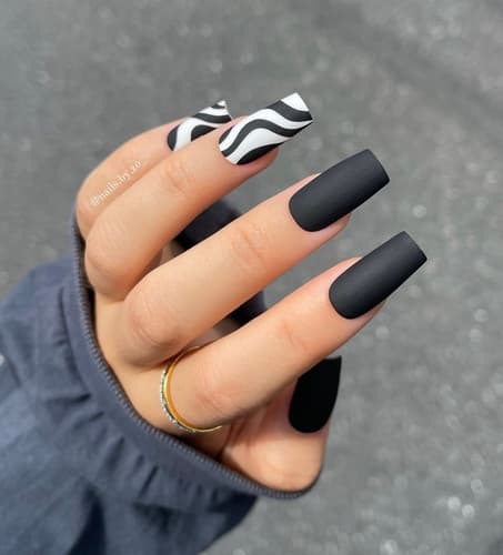 เล็บสีดำ