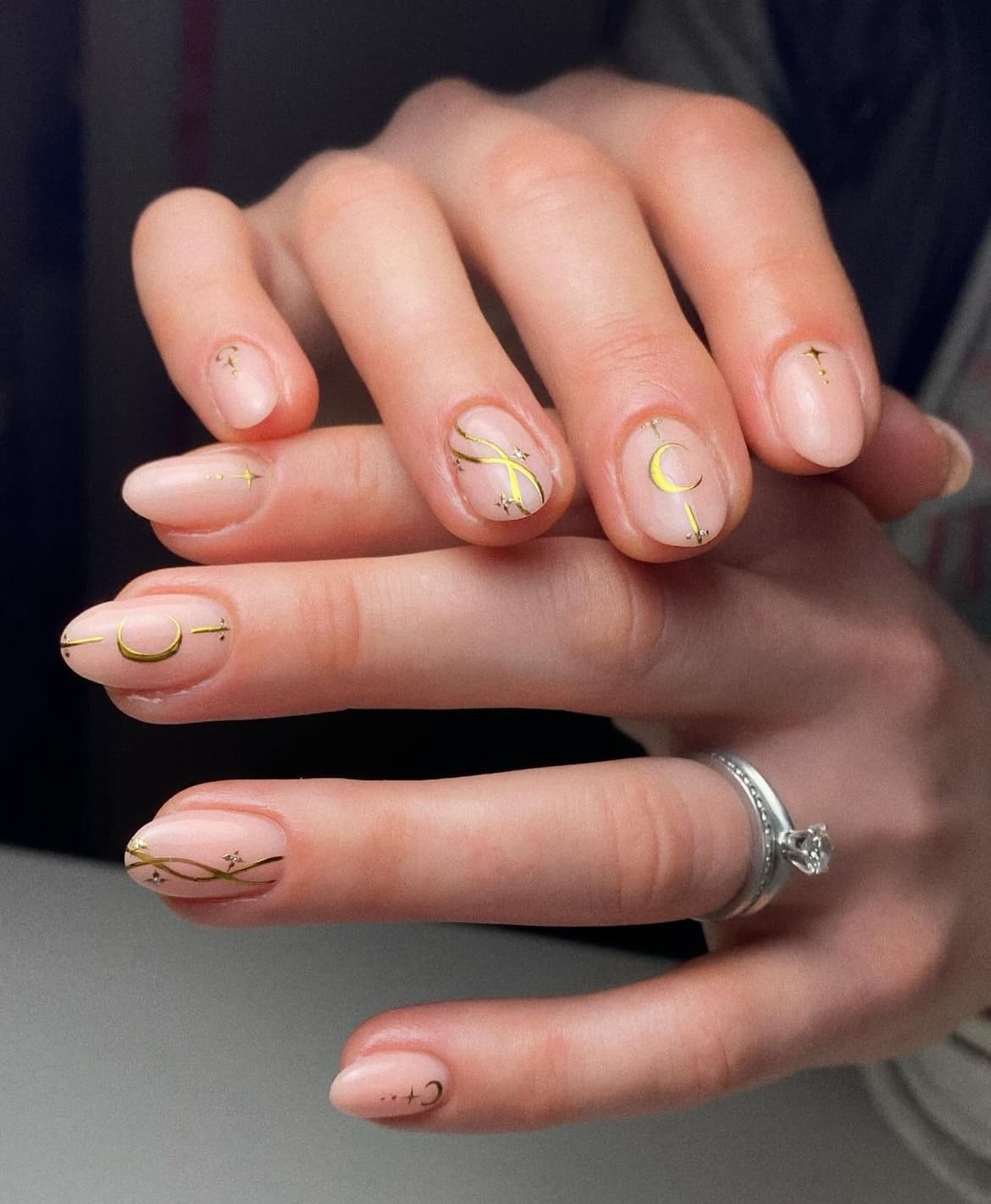 เล็บ ลายดวงจันทร์