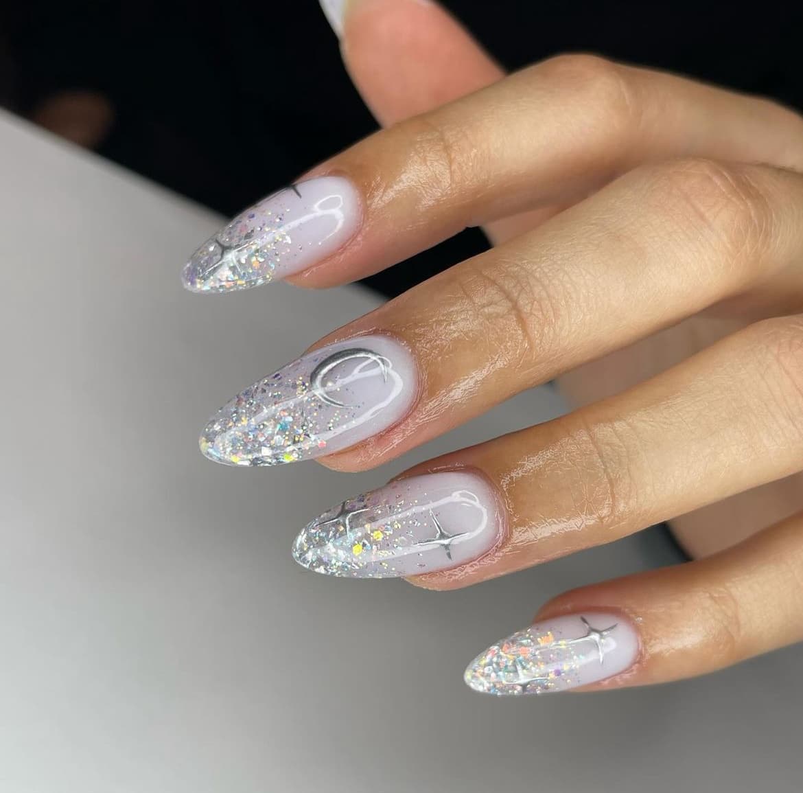 เล็บ ลายดวงจันทร์