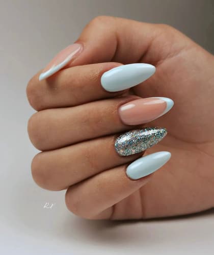 เล็บสีฟ้าอ่อน