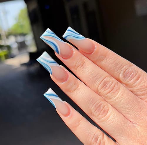 เล็บสีฟ้าอ่อน