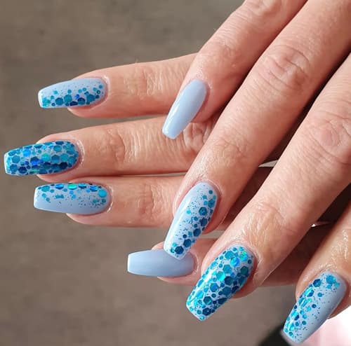 เล็บสีฟ้าอ่อน