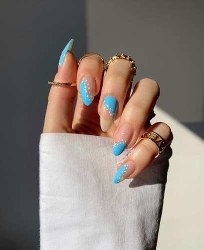 เล็บสีฟ้าอ่อน