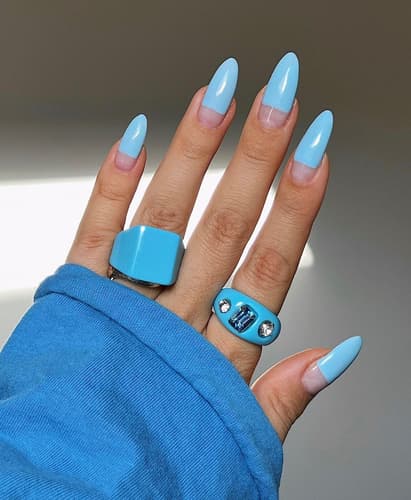 เล็บสีฟ้าอ่อน