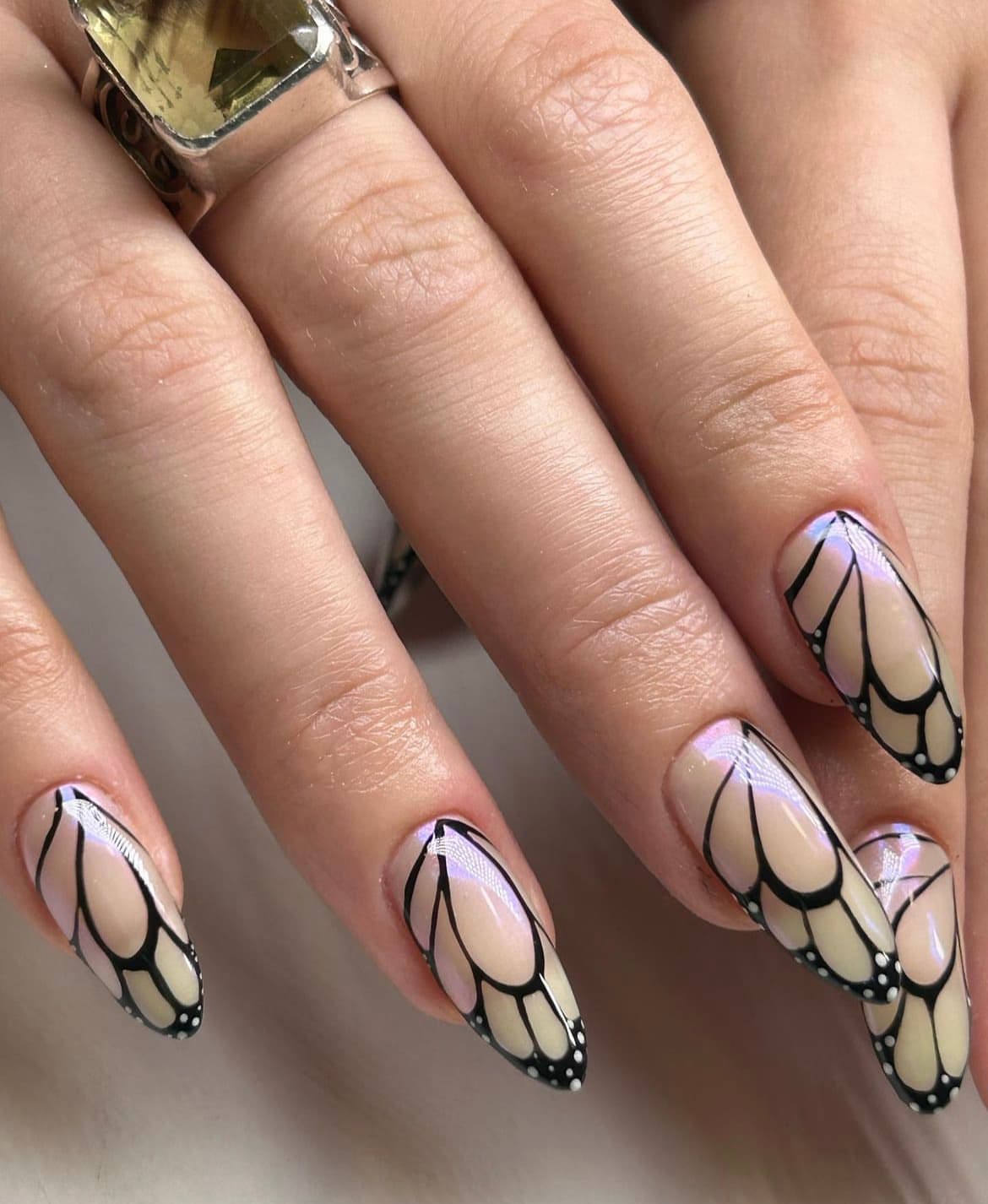 เล็บลายผีเสื้อ