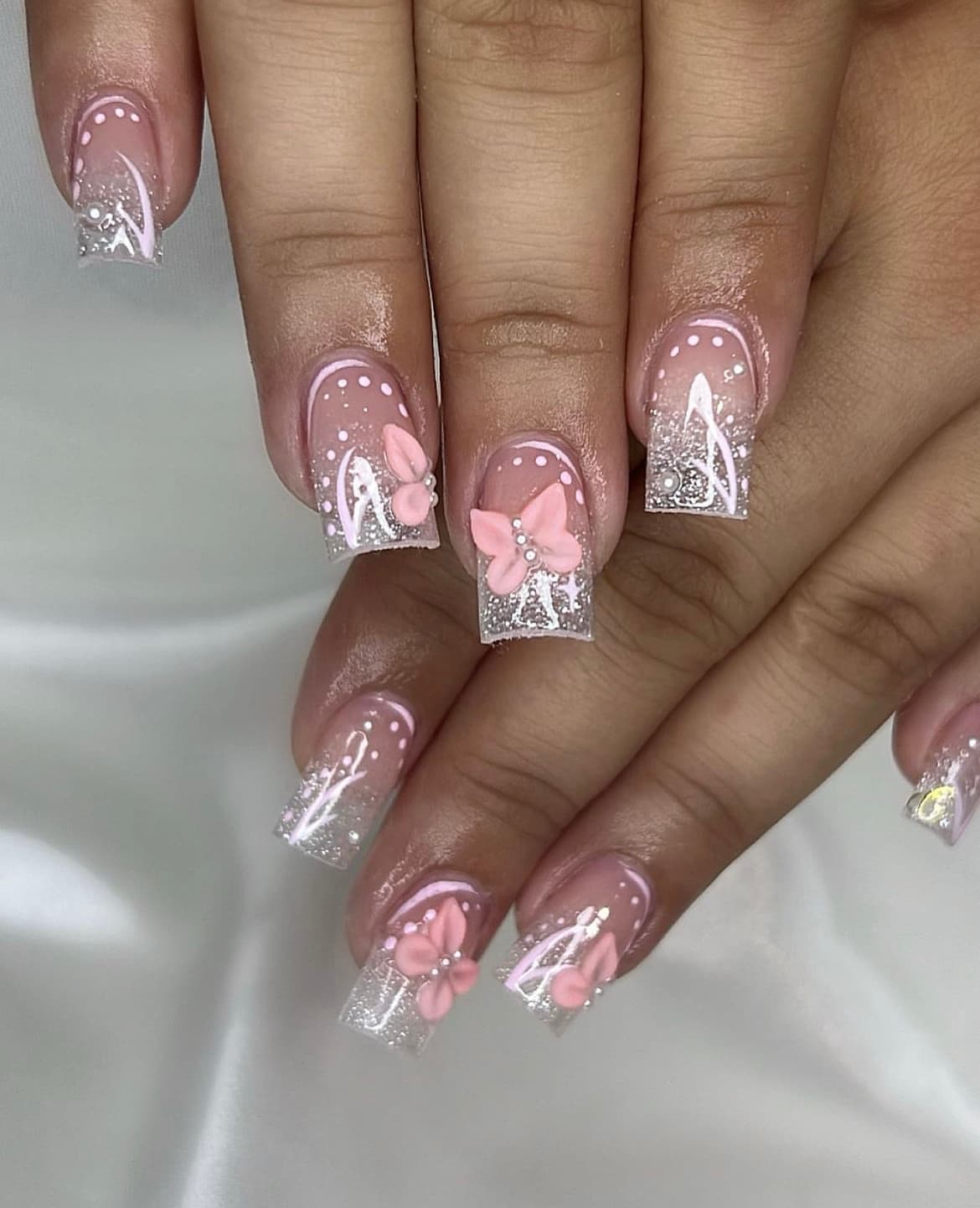 เล็บลายผีเสื้อ