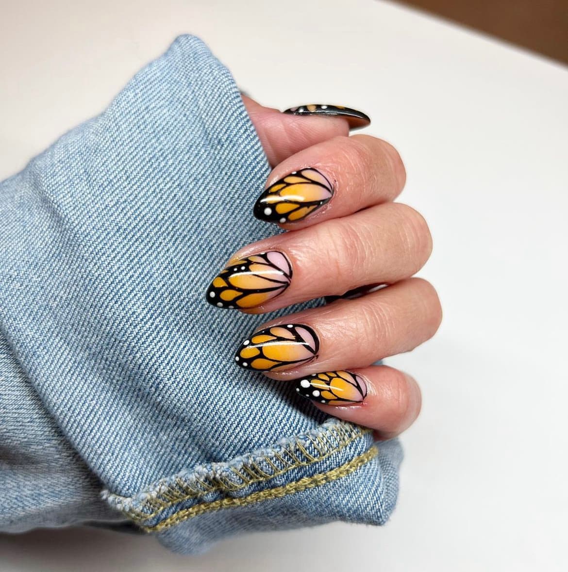 เล็บลายผีเสื้อ