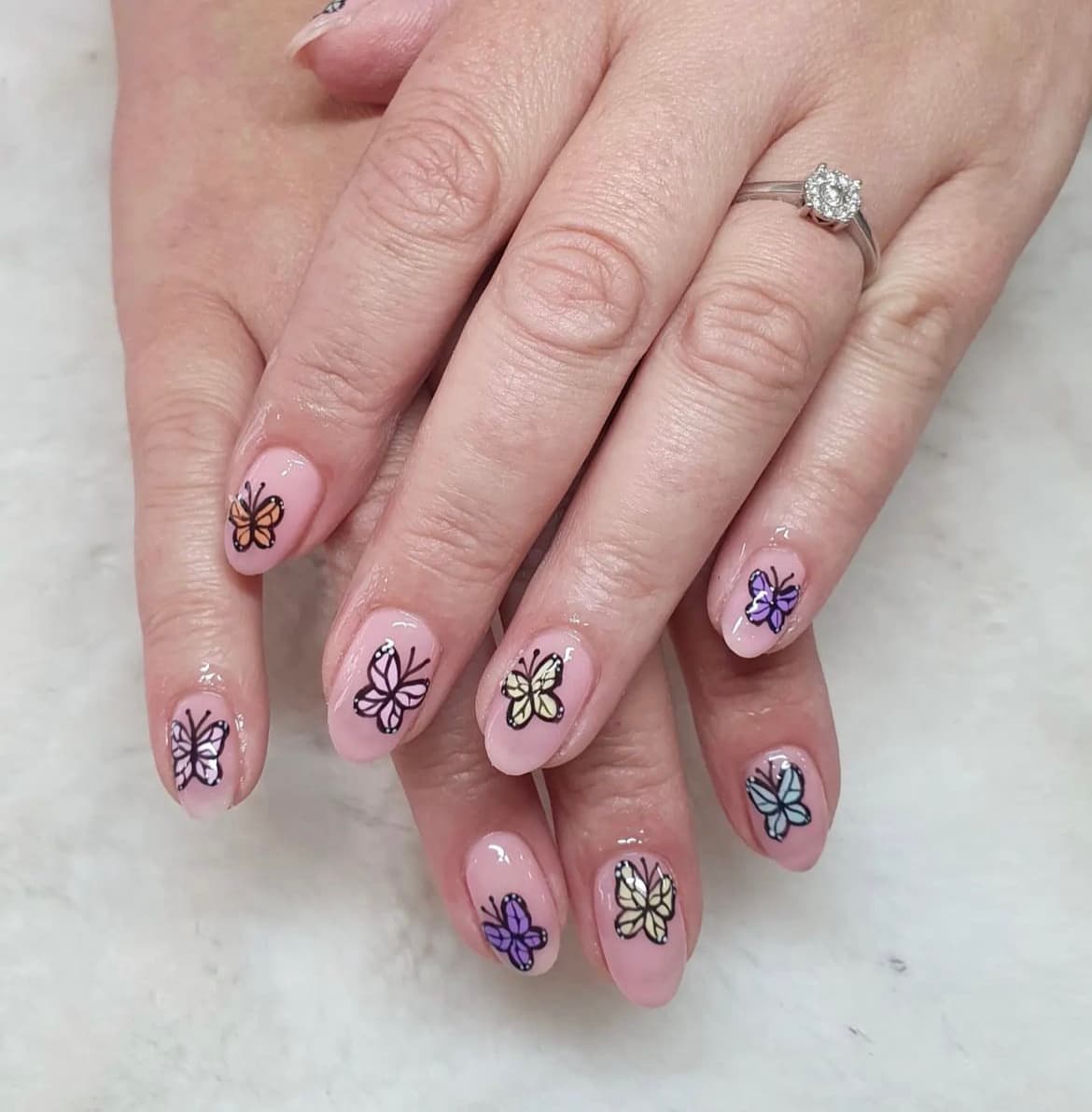 เล็บลายผีเสื้อ