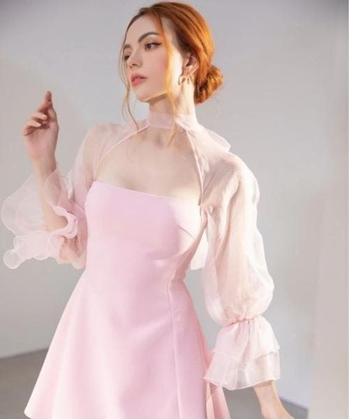 ผู้หญิงใส่ชุดเดรสสีชมพู