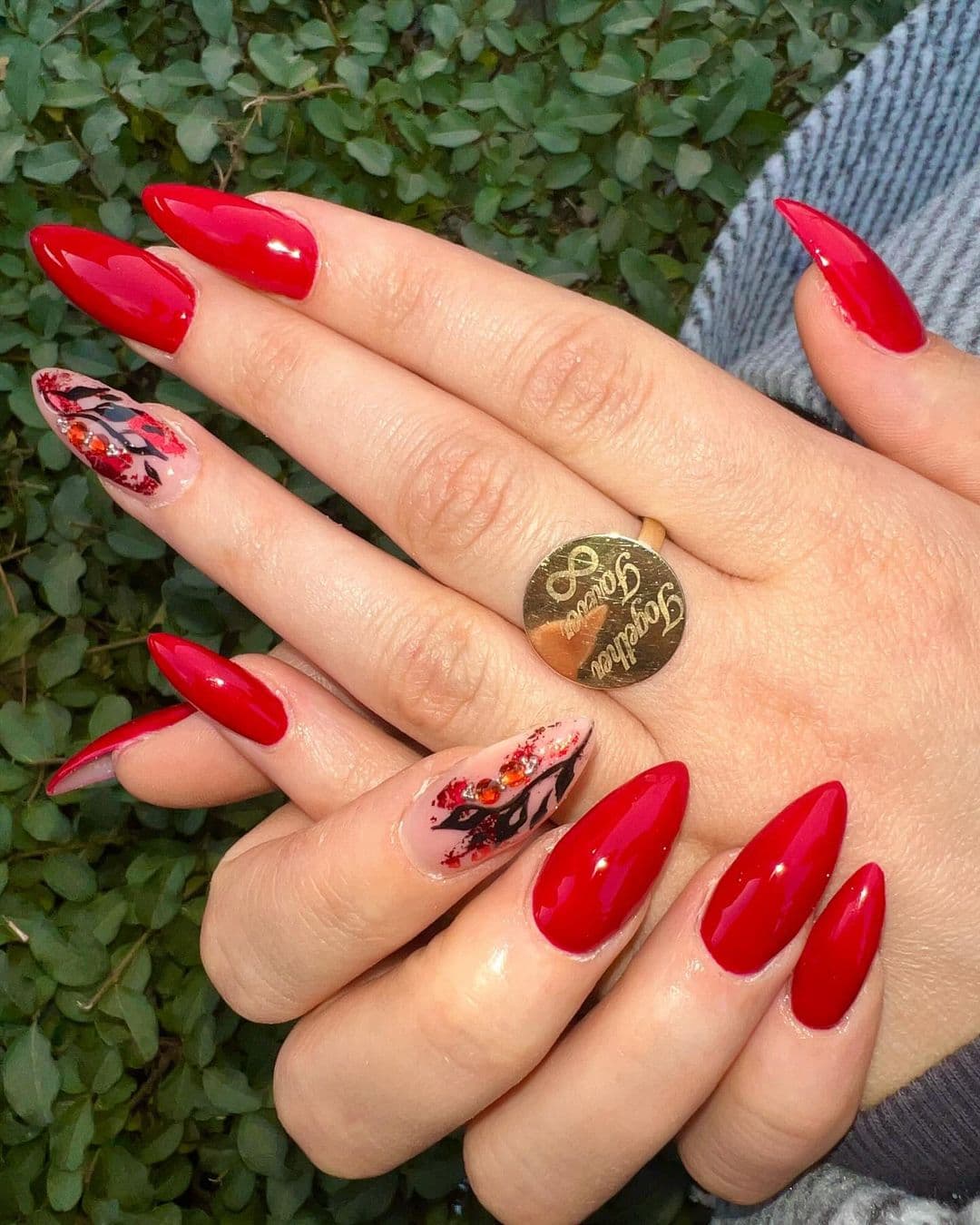 เล็บเจลสีแดง